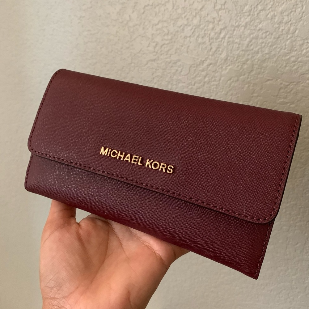 Used but still in new condition Mk large trifold wallet 🍇